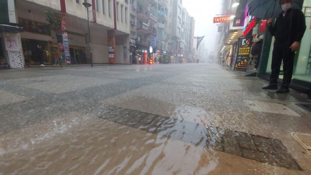Foto - İzmir'de yarım saatlik yağmur caddeleri göle dönüştürdü