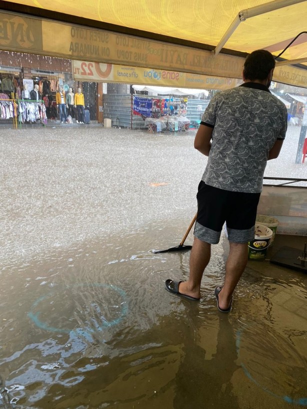 Foto - İzmir'de yarım saatlik yağmur caddeleri göle dönüştürdü