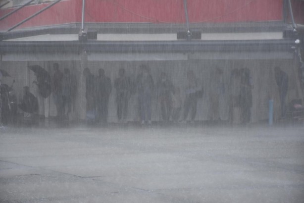 Foto - İzmir'de yarım saatlik yağmur caddeleri göle dönüştürdü