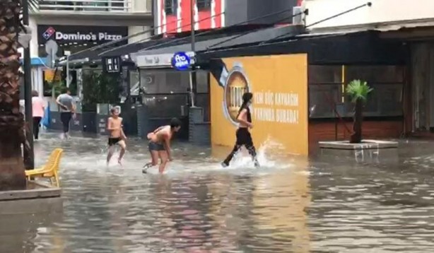 Foto - İzmir'de yarım saatlik yağmur caddeleri göle dönüştürdü