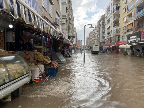 Foto - İzmir'de yarım saatlik yağmur caddeleri göle dönüştürdü