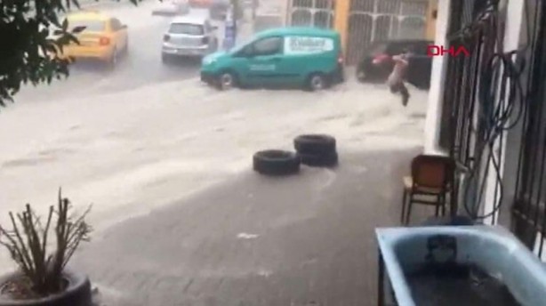 Foto - İzmir'de yarım saatlik yağmur caddeleri göle dönüştürdü