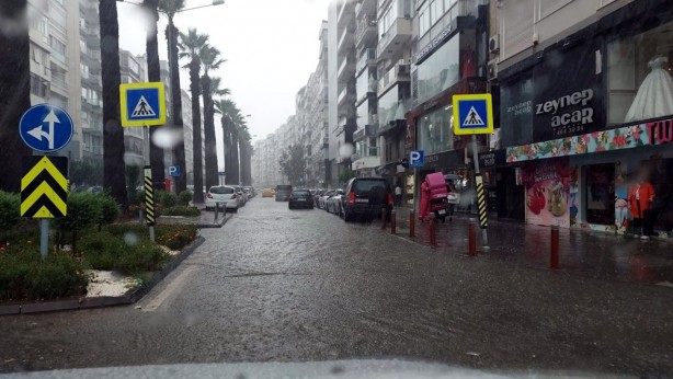 Foto - İzmir'de yarım saatlik yağmur caddeleri göle dönüştürdü