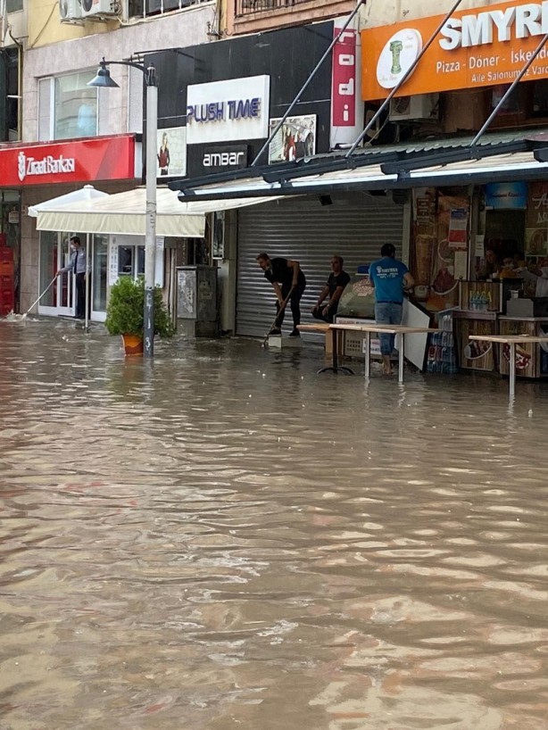 Foto - İzmir'de yarım saatlik yağmur caddeleri göle dönüştürdü