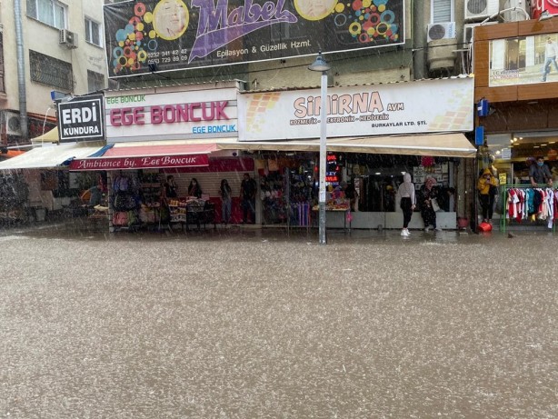 Foto - İzmir'de yarım saatlik yağmur caddeleri göle dönüştürdü