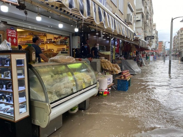 Foto - İzmir'de yarım saatlik yağmur caddeleri göle dönüştürdü