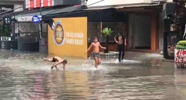 Foto - İzmir'de yarım saatlik yağmur caddeleri göle dönüştürdü
