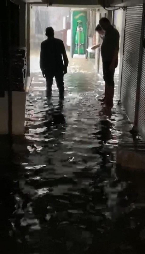 Foto - İzmir'de yarım saatlik yağmur caddeleri göle dönüştürdü