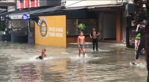 Foto - İzmir'de yarım saatlik yağmur caddeleri göle dönüştürdü