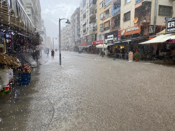 İzmir'de yarım saatlik yağmur caddeleri göle dönüştürdü