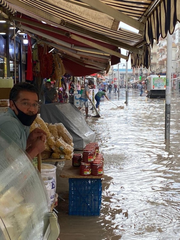 Foto - İzmir'de yarım saatlik yağmur caddeleri göle dönüştürdü
