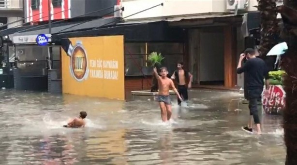 Foto - İzmir'de yarım saatlik yağmur caddeleri göle dönüştürdü