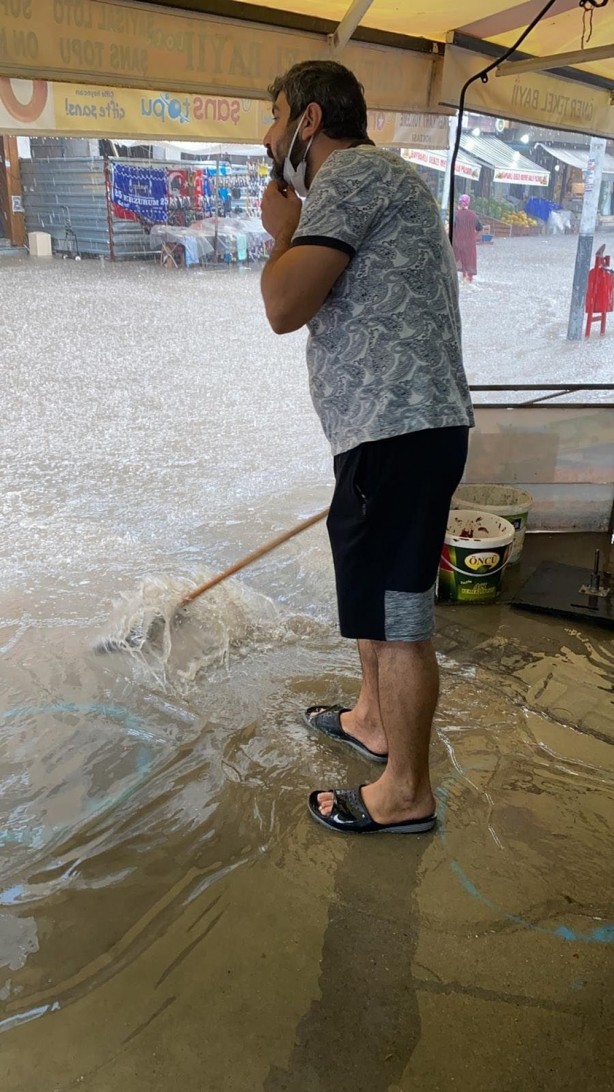 Foto - İzmir'de yarım saatlik yağmur caddeleri göle dönüştürdü
