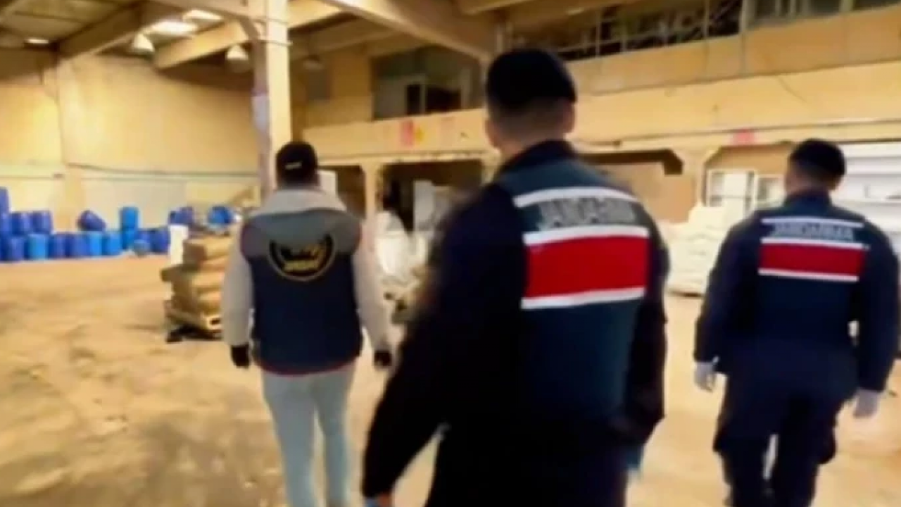 İzmir'de zehir fabrikasına jandarma darbesi! 1.6 ton hammadde ele geçirildi