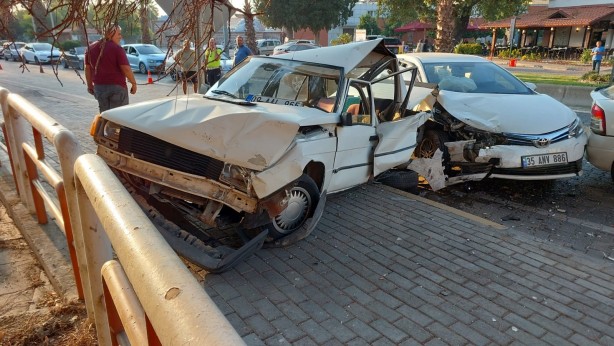 Foto - İzmir'de zincirleme kaza: Yaralılar var