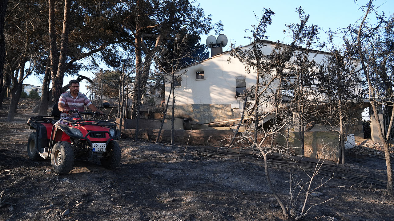 Foto - İzmir'deki orman yangını evlere sıçradı! Bölge tahliye ediliyor... Feci görüntüler gün ağarınca ortaya çıktı