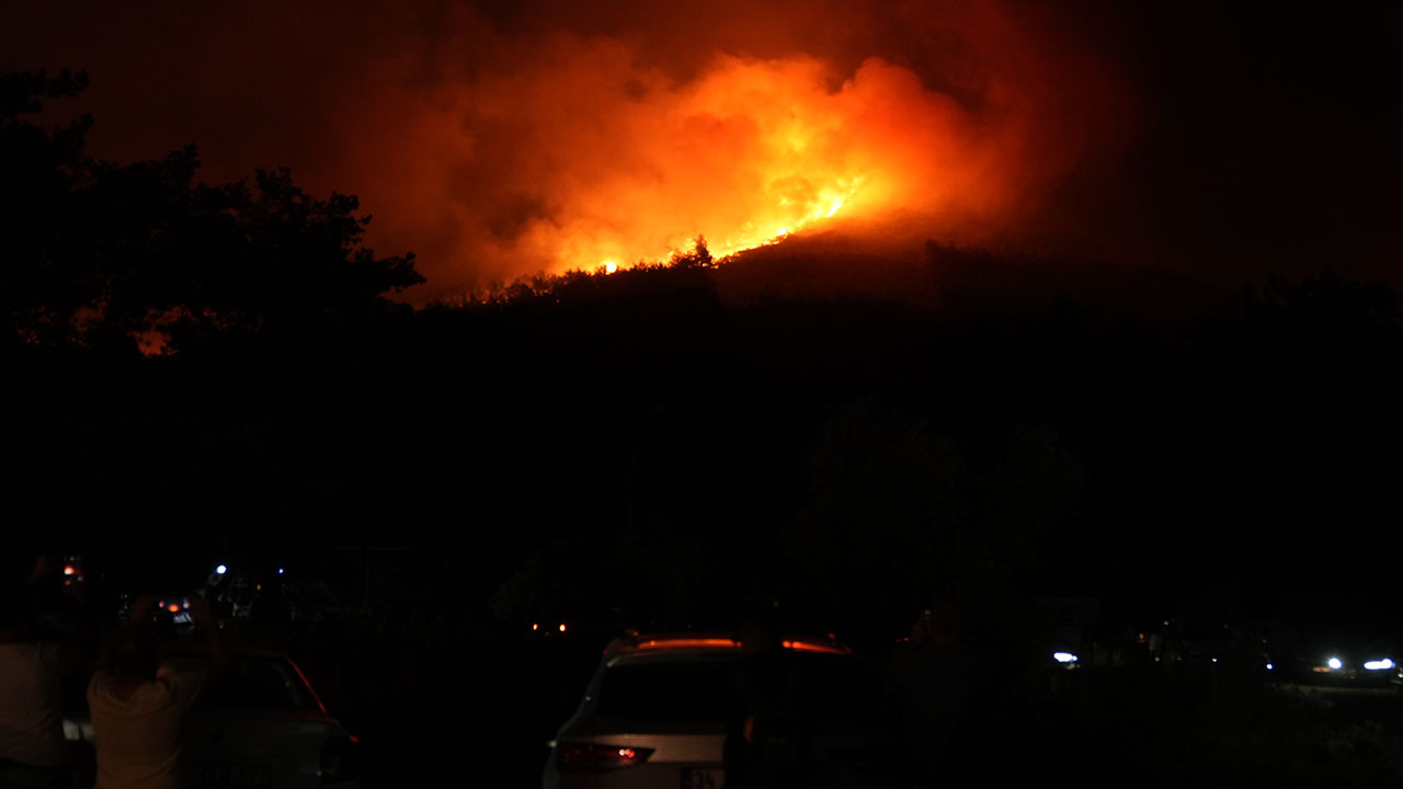 Foto - İzmir'deki orman yangını evlere sıçradı! Bölge tahliye ediliyor... Feci görüntüler gün ağarınca ortaya çıktı