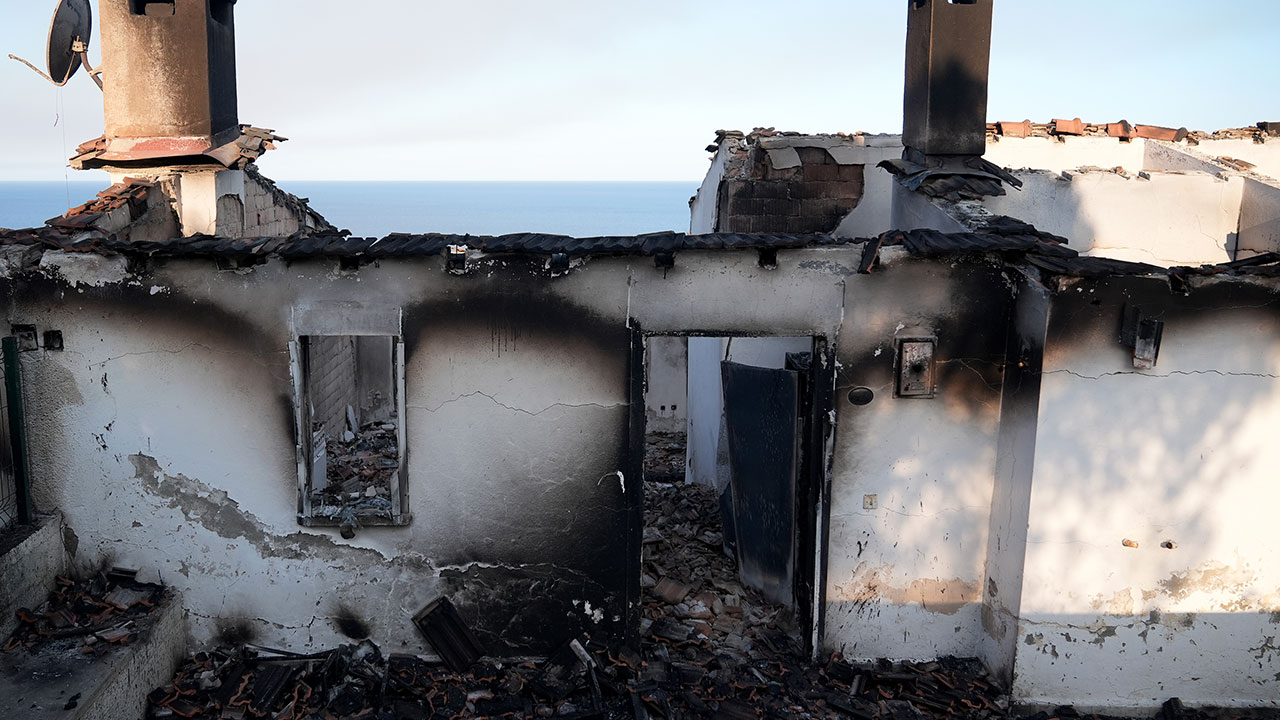 Foto - İzmir'deki orman yangını evlere sıçradı! Bölge tahliye ediliyor... Feci görüntüler gün ağarınca ortaya çıktı