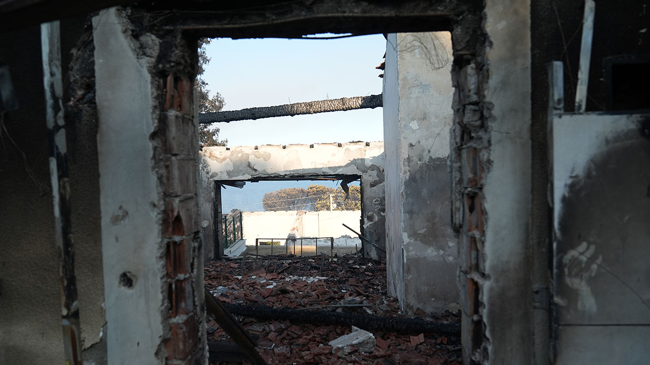 Foto - İzmir'deki orman yangını evlere sıçradı! Bölge tahliye ediliyor... Feci görüntüler gün ağarınca ortaya çıktı