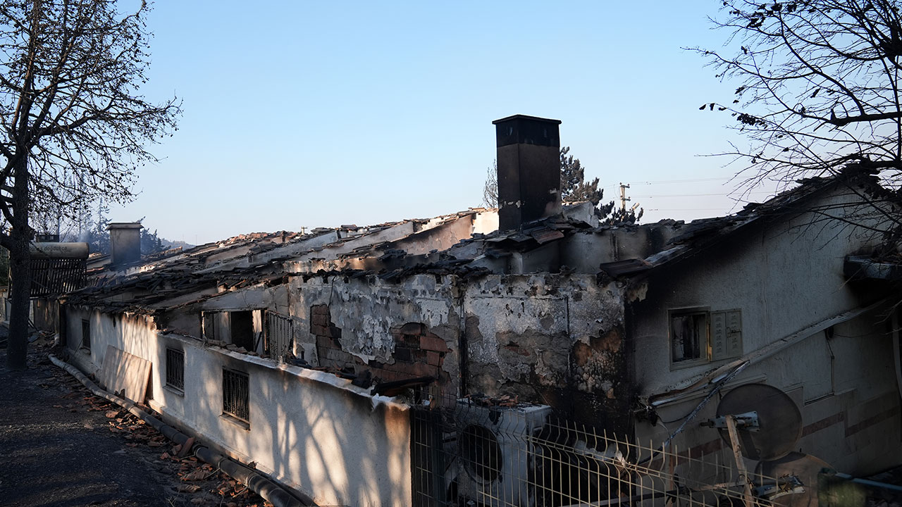 Foto - İzmir'deki orman yangını evlere sıçradı! Bölge tahliye ediliyor... Feci görüntüler gün ağarınca ortaya çıktı