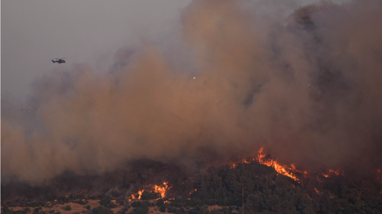Foto - İzmir'deki yangına 4 uçak ve 6 helikopter müdahale ediyor