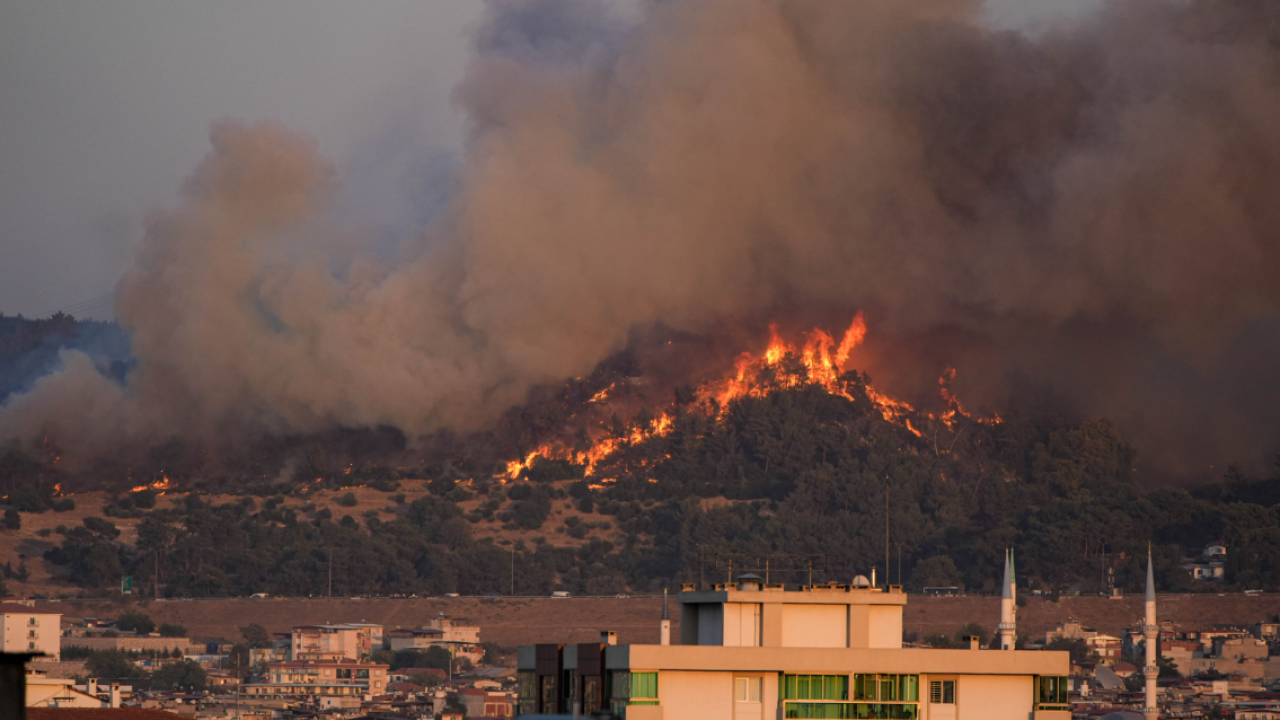 Foto - İzmir'deki yangına 4 uçak ve 6 helikopter müdahale ediyor