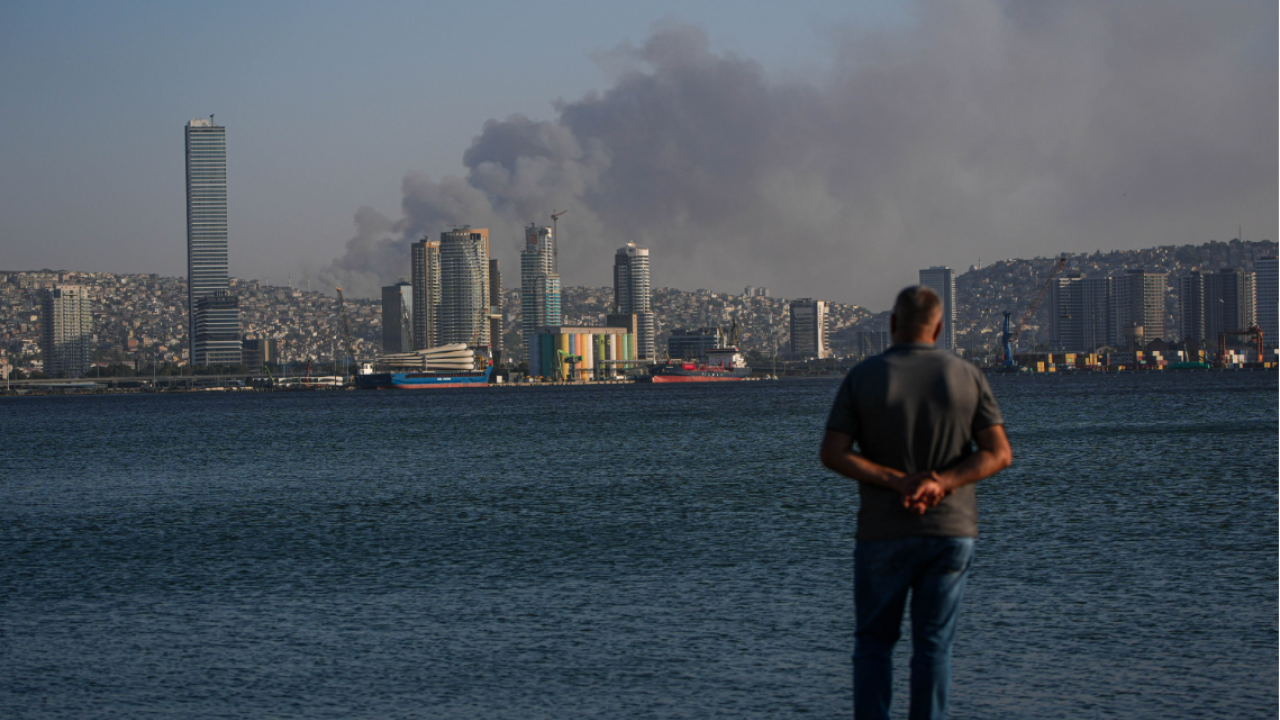 Foto - İzmir'deki yangına 4 uçak ve 6 helikopter müdahale ediyor