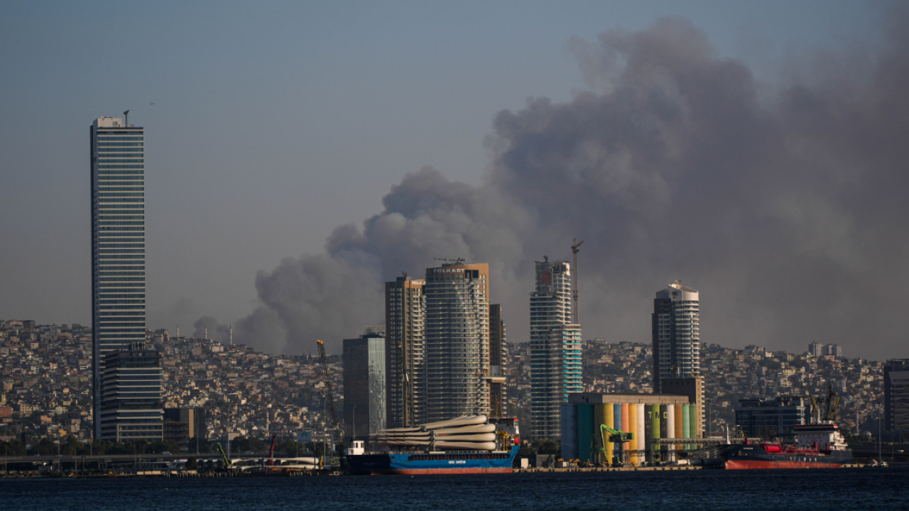 İzmir'deki yangına 4 uçak ve 6 helikopter müdahale ediyor