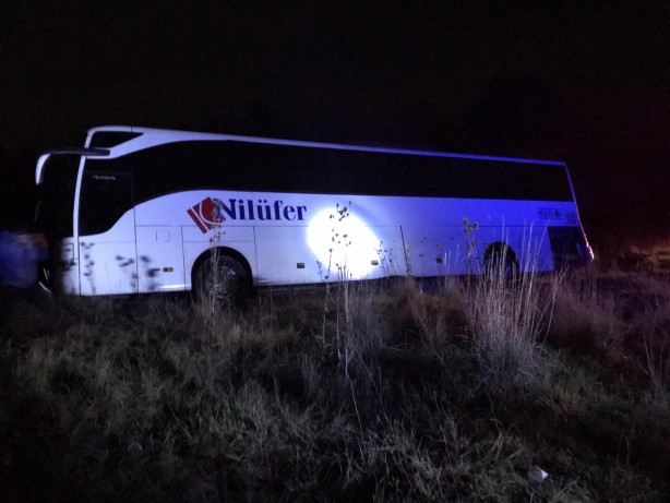Foto - İzmir’den Ankara’ya giden yolcu otobüsü şarampole düştü