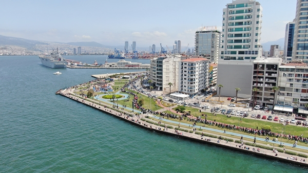 İzmir’e de bu yakışır! CHP'nin yağ kuyruğu değil TCG kuyruğu