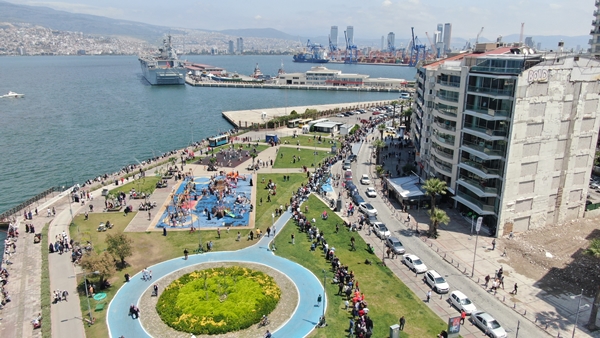 Foto - İzmir’e de bu yakışır! CHP'nin yağ kuyruğu değil TCG kuyruğu