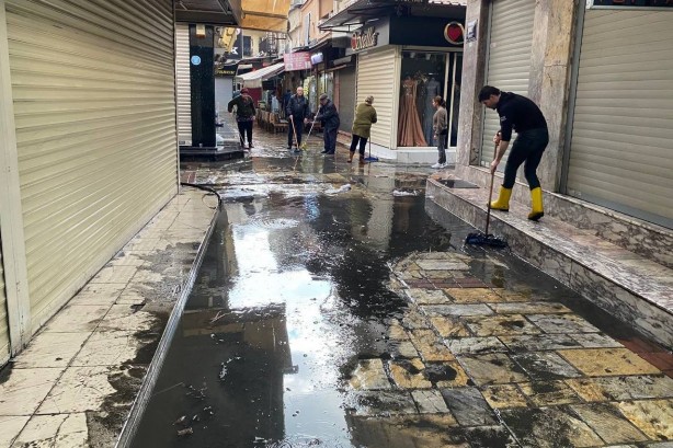 Foto - İzmirli esnafın yağmurla imtihanı!
