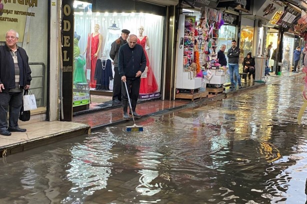 Foto - İzmirli esnafın yağmurla imtihanı!