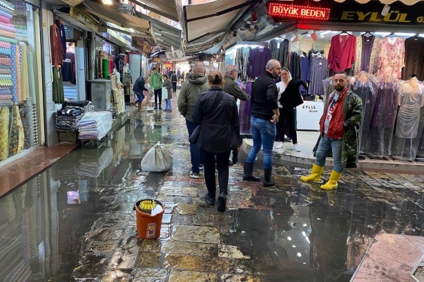 Foto - İzmirli esnafın yağmurla imtihanı!