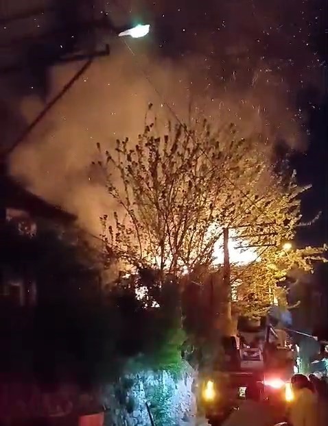 Foto - İzmit’te 2 katlı metruk ev alev alev yandı