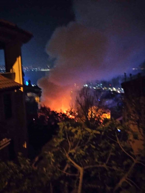 Foto - İzmit’te 2 katlı metruk ev alev alev yandı