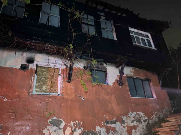 Foto - İzmit’te 2 katlı metruk ev alev alev yandı