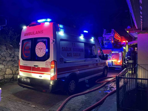 Foto - İzmit’te 2 katlı metruk ev alev alev yandı