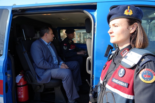 Foto - Jandarma bazen köyde bazen tarlada! Sıradan araba değil karakol