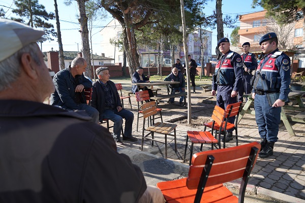 Foto - Jandarma bazen köyde bazen tarlada! Sıradan araba değil karakol