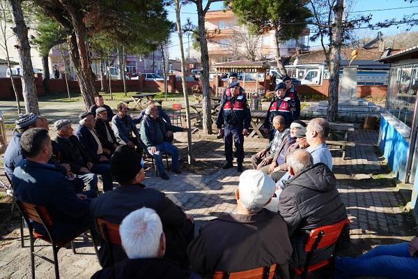 Foto - Jandarma bazen köyde bazen tarlada! Sıradan araba değil karakol