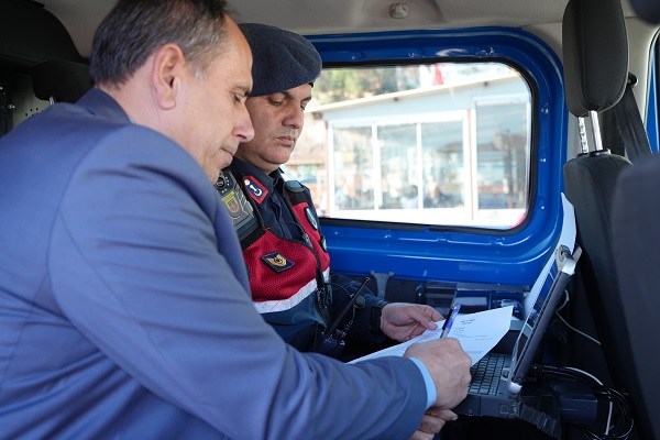 Jandarma bazen köyde bazen tarlada! Sıradan araba değil karakol
