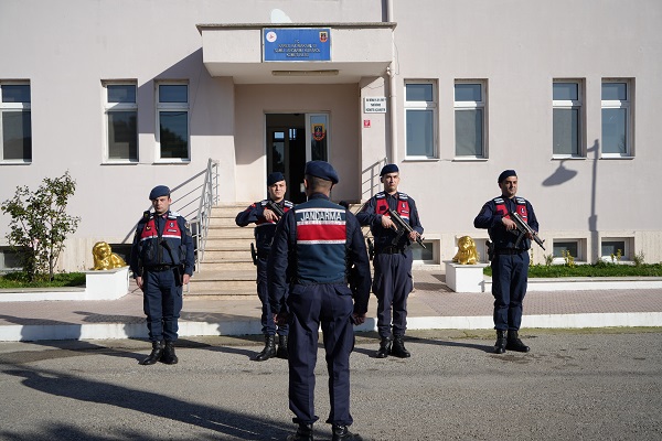 Foto - Jandarma bazen köyde bazen tarlada! Sıradan araba değil karakol