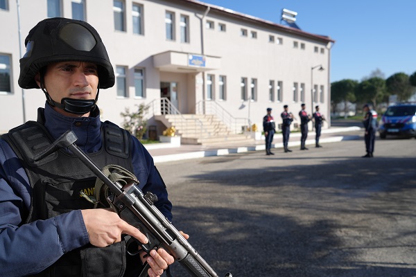 Foto - Jandarma bazen köyde bazen tarlada! Sıradan araba değil karakol