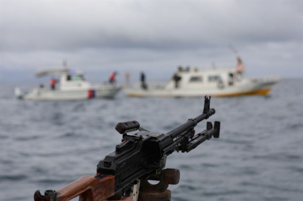 Jandarma, kuşlar için göl üzerinde bekçilik yapıyor