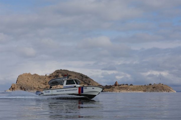 Foto - Jandarma, kuşlar için göl üzerinde bekçilik yapıyor