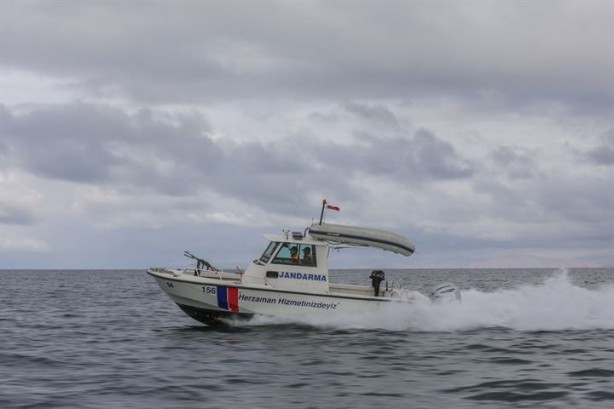 Foto - Jandarma, kuşlar için göl üzerinde bekçilik yapıyor