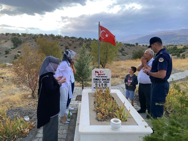 Foto - Jandarma, şehit polisin mezarını yeniledi