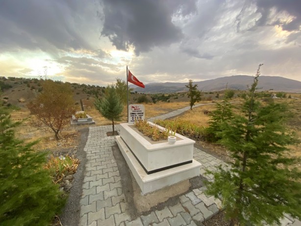 Jandarma, şehit polisin mezarını yeniledi