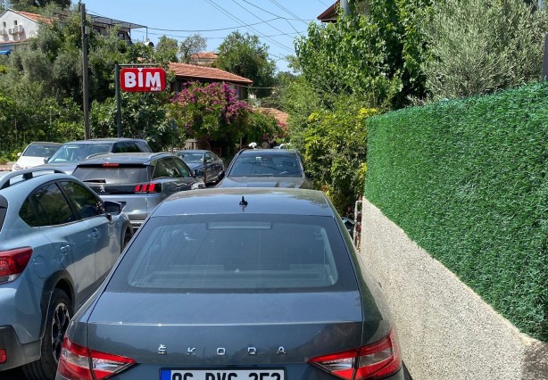 Foto - Jandarma trafik ekipleri hatalı parklara geçit vermiyor